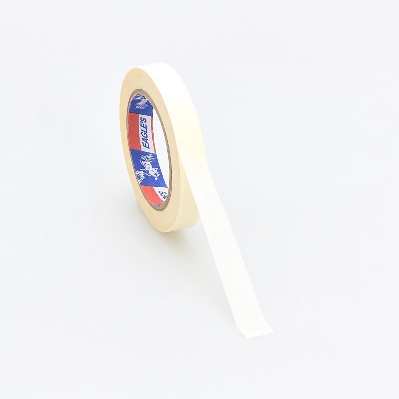 Nastro autoadesivo in carta semicrespata bianca con adesivo in gomma naturale e resine in solvente.